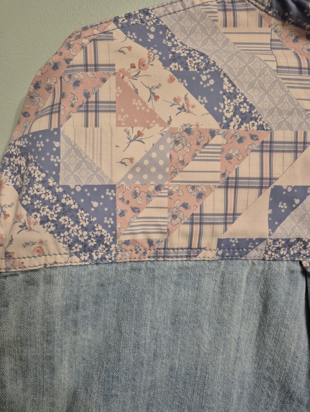 Women's Light Blue Denim Chambray Patchwork Quilt Yoke Button Up Shirt Size M/L - Picture 6 of 7